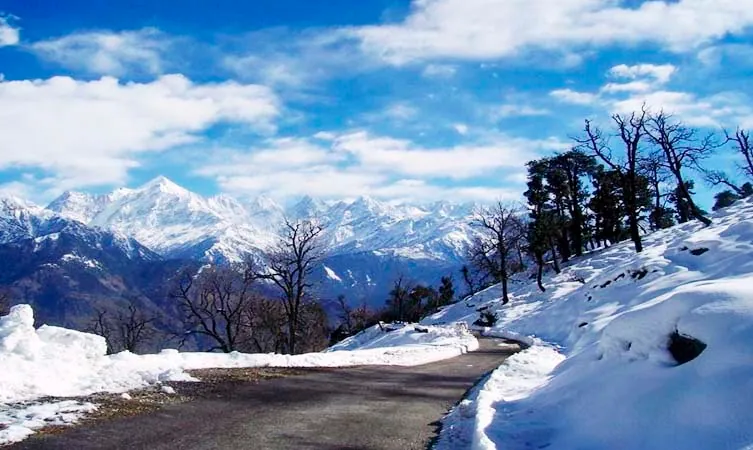 Munsyari town below the Panchachuli peaks